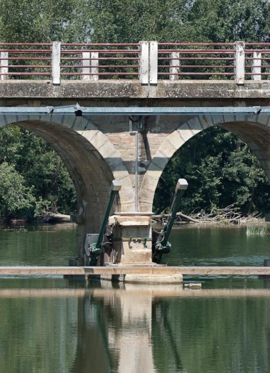 Vue rapprochée du barrage et du pont de La Truchère : une pile du pont. On voit deux des vérins hydrauliques qui commandent la levée du barrage. © Région Bourgogne-Franche-Comté, Inventaire du patrimoine