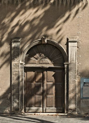 Portail de l'ancienne chapelle dans le mur de clôture du côté du rempart Sainte-Marie. © Région Bourgogne-Franche-Comté, Inventaire du patrimoine