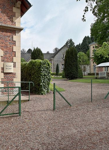 Cour de la loge du concierge. © Région Bourgogne-Franche-Comté, Inventaire du patrimoine Cour de la loge du concierge. © Région Bourgogne-Franche-Comté, Inventaire du patrimoine