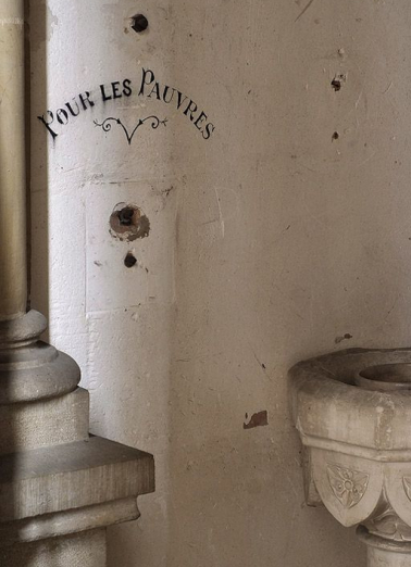 Porche : bénitier et tronc des pauvres. © Région Bourgogne-Franche-Comté, Inventaire du patrimoine Porche : bénitier et tronc des pauvres. © Région Bourgogne-Franche-Comté, Inventaire du patrimoine