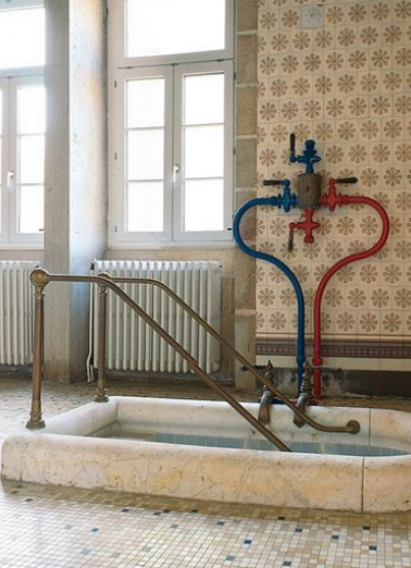Salle de bain à l'extrémité de l'aile droite. © Région Bourgogne-Franche-Comté, Inventaire du patrimoine Salle de bain à l'extrémité de l'aile droite. © Région Bourgogne-Franche-Comté, Inventaire du patrimoine