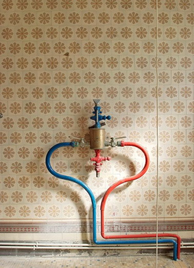 Corps central, salle de bain à droite du couloir du cabinet du médecin : détail du mitigeur. © Région Bourgogne-Franche-Comté, Inventaire du patrimoine Corps central, salle de bain à droite du couloir du cabinet du médecin : détail du mitigeur. © Région Bourgogne-Franche-Comté, Inventaire du patrimoine