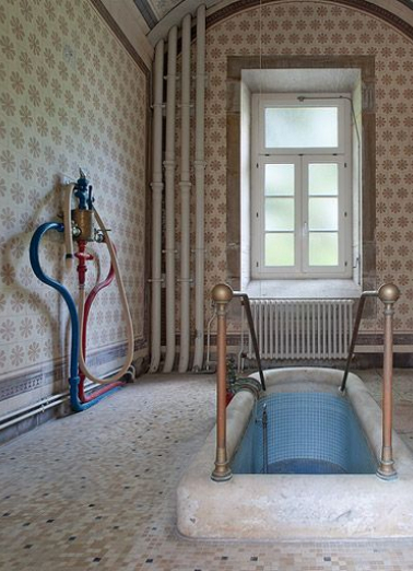Salle de bain de l'aile gauche. © Région Bourgogne-Franche-Comté, Inventaire du patrimoine Salle de bain de l'aile gauche. © Région Bourgogne-Franche-Comté, Inventaire du patrimoine
