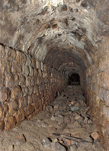 Première galerie : partie ouest partiellement obstruée par des gravats. © Région Bourgogne-Franche-Comté, Inventaire du patrimoine
