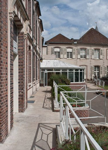Façade sur cour du bâtiment situé dans l'angle nord-est. © Région Bourgogne-Franche-Comté, Inventaire du patrimoine