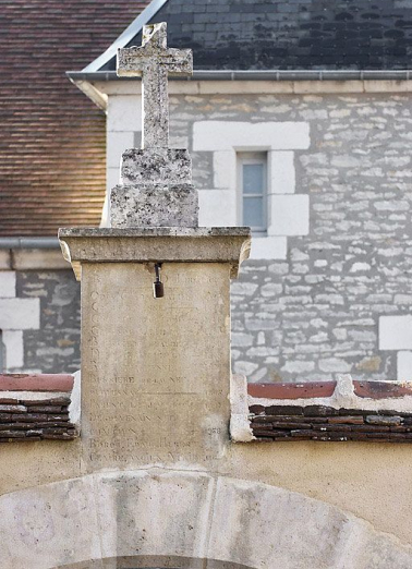 Détail de la croix surmontant le portail. © Région Bourgogne-Franche-Comté, Inventaire du patrimoine