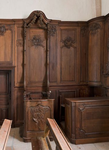 Stalle, banc de choeur et porte de la sacristie. © Région Bourgogne-Franche-Comté, Inventaire du patrimoine