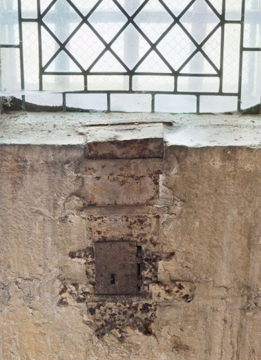 Tronc dans l'appui de la fenêtre à gauche en entrant. © Région Bourgogne-Franche-Comté, Inventaire du patrimoine Tronc dans l'appui de la fenêtre à gauche en entrant. © Région Bourgogne-Franche-Comté, Inventaire du patrimoine