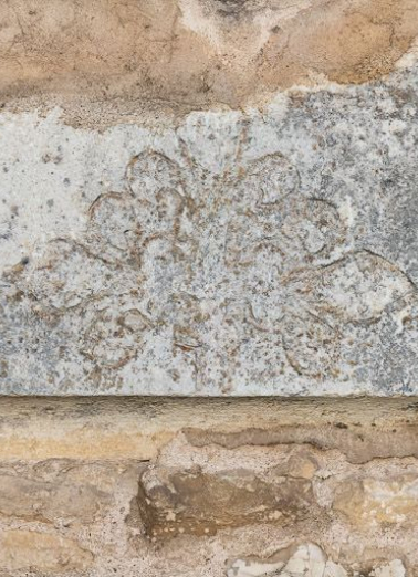 Linteau de la porte latérale gauche murée. © Région Bourgogne-Franche-Comté, Inventaire du patrimoine