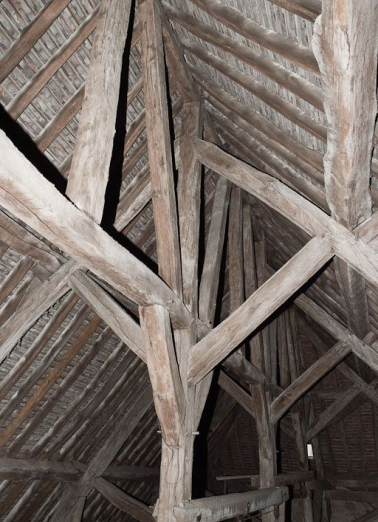 Partie du comble vers la façade : fermes et contreventement. © Région Bourgogne-Franche-Comté, Inventaire du patrimoine