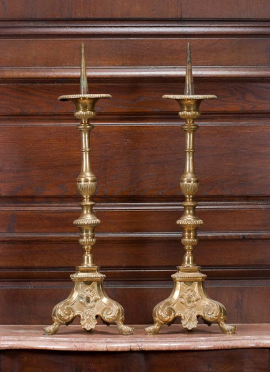 Vue de deux chandeliers d'autel. © Région Bourgogne-Franche-Comté, Inventaire du patrimoine