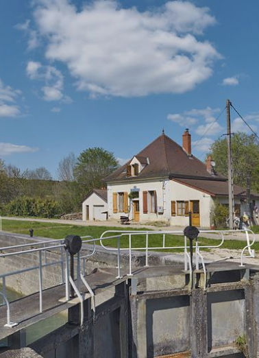 Maison éclusière vue d'aval. © Région Bourgogne-Franche-Comté, Inventaire du patrimoine