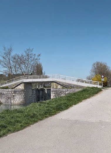 Le pont sur écluse a été rehaussé en passerelle pour piétons. On voit nettement les piles de l'ancienne construction. Vue d'aval. © Région Bourgogne-Franche-Comté, Inventaire du patrimoine