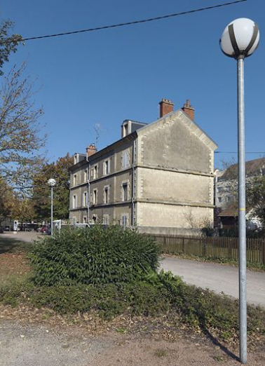 Façade sur port de la maison de perception : la différence de couleur d'enduit permet de repérer les travées ajoutées de part et d'autre du corps central. © Région Bourgogne-Franche-Comté, Inventaire du patrimoine