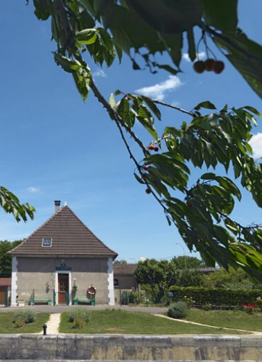 Façade de la maison éclusière : seule une porte ouvre sur le canal. Le modèle de cette série présentait une fenêtre de chaque côté de la porte. © Région Bourgogne-Franche-Comté, Inventaire du patrimoine