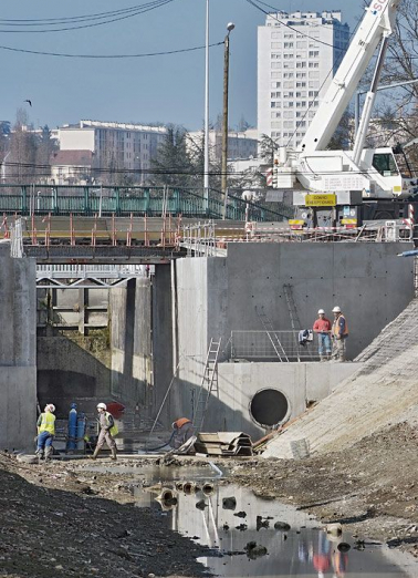 Le bief 56 est vide pour refaire le pont. On voit nettement à droite la sortie ronde de l'aqueduc qui aide au fonctionnement du sas. © Région Bourgogne-Franche-Comté, Inventaire du patrimoine