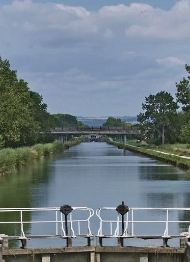 Le pont vu de la porte aval du site d'écluse 65. © Région Bourgogne-Franche-Comté, Inventaire du patrimoine