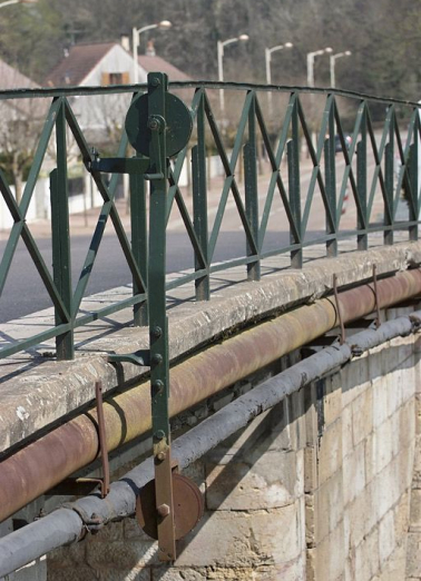 Poulie intallée en aval du pont. © Région Bourgogne-Franche-Comté, Inventaire du patrimoine