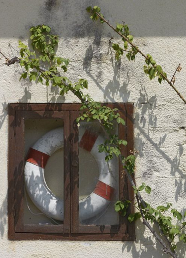 Détail de la bouée sur la façade de la maison éclusière. © Région Bourgogne-Franche-Comté, Inventaire du patrimoine