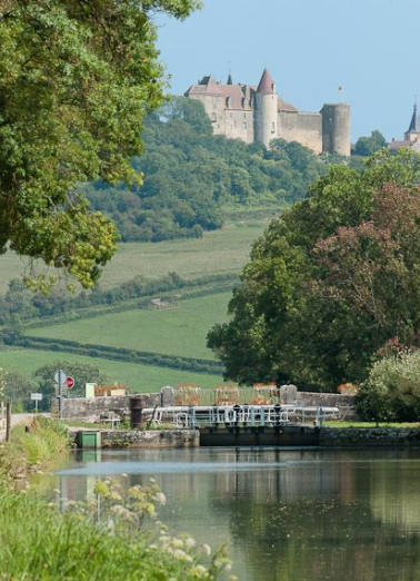Vue du château de Châteauneuf depuis le bief 08 du versant Saône. © Région Bourgogne-Franche-Comté, Inventaire du patrimoine