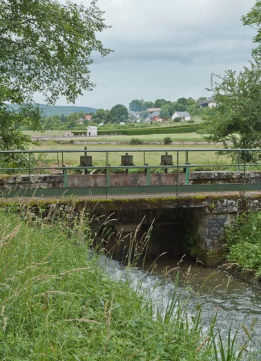 Vue des vannes de prise d'eau en amont de la rigole. © Région Bourgogne-Franche-Comté, Inventaire du patrimoine