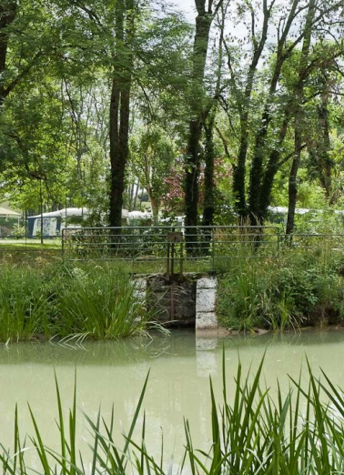 Vue du déversoir de fond sur la rive gauche. © Région Bourgogne-Franche-Comté, Inventaire du patrimoine