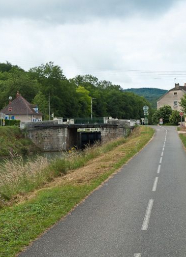 Vue du pont sur écluse depuis l'aval. © Région Bourgogne-Franche-Comté, Inventaire du patrimoine