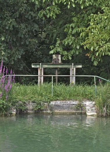 Le déversoir vu du canal : maçonnerie du déversoir, garde-corps et vanne. © Région Bourgogne-Franche-Comté, Inventaire du patrimoine