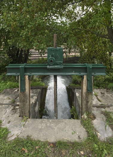 Détail de la vanne du déversoir de fond rive gauche. © Région Bourgogne-Franche-Comté, Inventaire du patrimoine