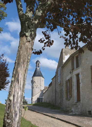 Vue d'ensemble de la tour de l'horloge. © Région Bourgogne-Franche-Comté, Inventaire du patrimoine Vue d'ensemble de la tour de l'horloge. © Région Bourgogne-Franche-Comté, Inventaire du patrimoine