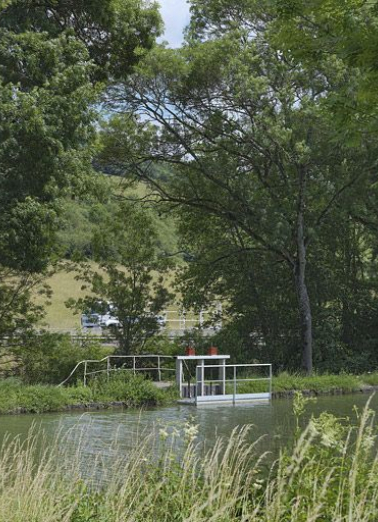 Vannes et garde-corps du déversoir vus de la rive droite. Autoroute en arrière-plan. © Région Bourgogne-Franche-Comté, Inventaire du patrimoine
