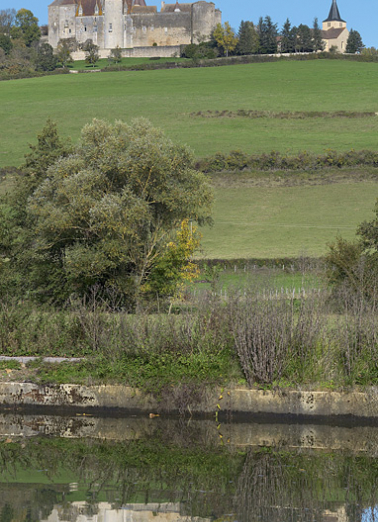 Vue du château de Châteauneuf, prise du canal. © Région Bourgogne-Franche-Comté, Inventaire du patrimoine