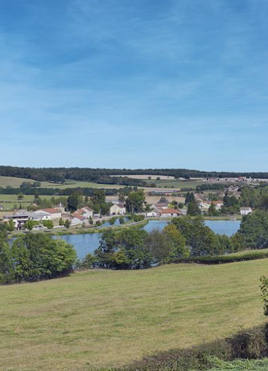 Vue panoramique du paysage du canal à Ecuisses, avec l'étang de la Motte en arrière-plan. © Région Bourgogne-Franche-Comté, Inventaire du patrimoine