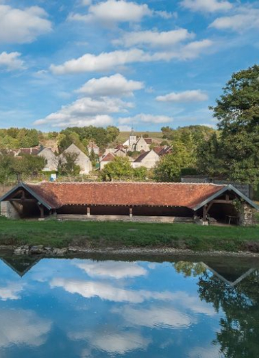 Vue d'ensemble du lavoir avec village dans le fond. © Région Bourgogne-Franche-Comté, Inventaire du patrimoine