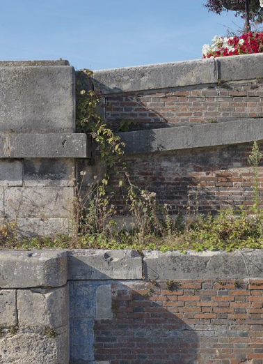 Le pont routier sur l'écluse 114-115 du versant Yonne : détail des maçonneries avec l'échelle de crues. © Région Bourgogne-Franche-Comté, Inventaire du patrimoine