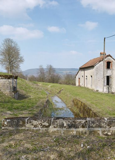 Vue d'ensemble de la maison de garde avec au centre la rigole et à gauche, le puits. On aperçoit la borne à l'extrême gauche. © Région Bourgogne-Franche-Comté, Inventaire du patrimoine Vue d'ensemble de la maison de garde avec au centre la rigole et à gauche, le puits. On aperçoit la borne à l'extrême gauche. © Région Bourgogne-Franche-Comté, Inventaire du patrimoine