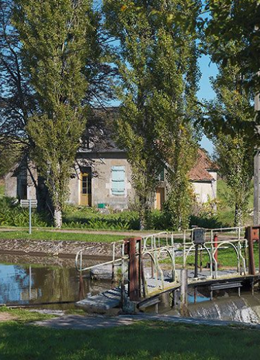 La maison éclusière depuis la rive droite du canal. © Région Bourgogne-Franche-Comté, Inventaire du patrimoine