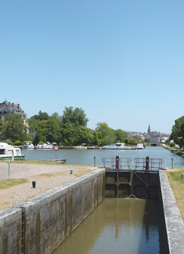 Vue générale du port, avec à gauche le château et au fond, la ville de Châtillon-en-Bazois. © Région Bourgogne-Franche-Comté, Inventaire du patrimoine