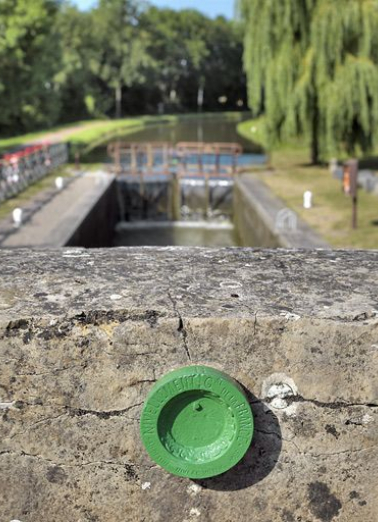 Parapet du pont sur écluse, avec au premier plan le repère de nivellement Bourdalouë. © Région Bourgogne-Franche-Comté, Inventaire du patrimoine
