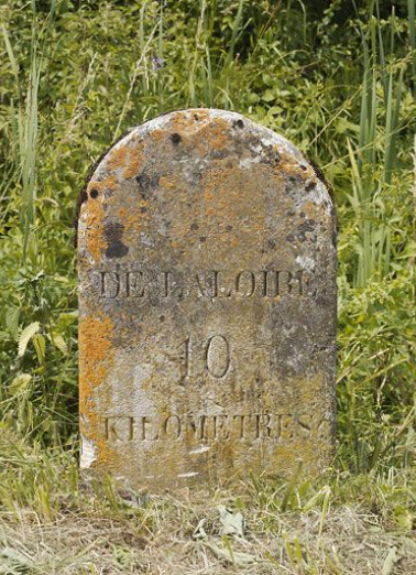 Détail de la borne : vue de face. © Région Bourgogne-Franche-Comté, Inventaire du patrimoine