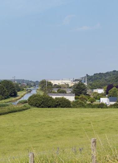 Vue générale du canal, à droite les ensembles industriels. © Région Bourgogne-Franche-Comté, Inventaire du patrimoine