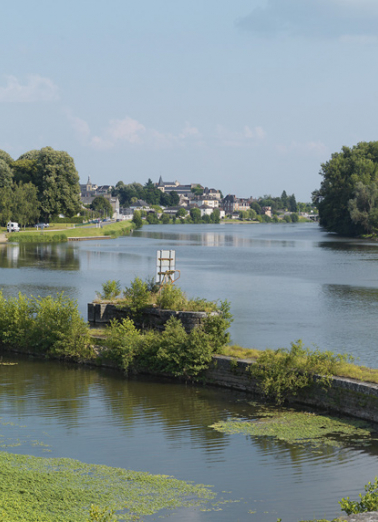 Vue d'ensemble de la ville de Decize, prise depuis l'embouchure du canal du Nivernais. © Région Bourgogne-Franche-Comté, Inventaire du patrimoine