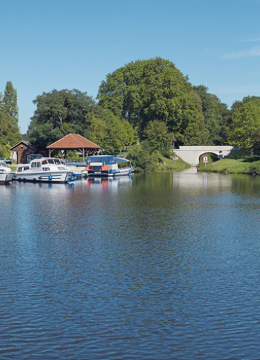Pont vu de l'Etang de Baye avec le port des Poujats à gauche. © Région Bourgogne-Franche-Comté, Inventaire du patrimoine