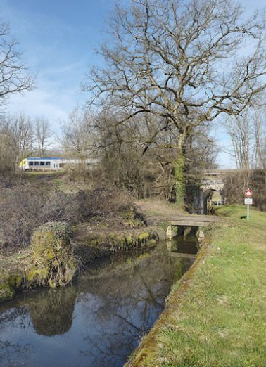 La rigole d'alimentation avec en arrière-plan le pont ferroviaire. © Région Bourgogne-Franche-Comté, Inventaire du patrimoine