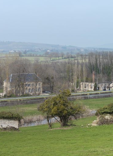 Vue d'ensemble du château de la Motte avec à sa droite les bâtiments de l'ancienne verrerie. © Région Bourgogne-Franche-Comté, Inventaire du patrimoine