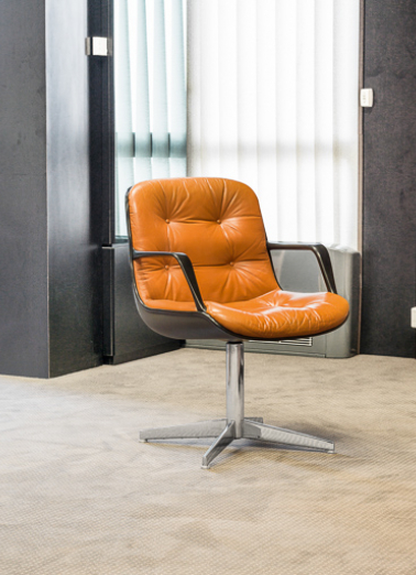 Fauteuil d'une salle de réunion du premier étage. © Région Bourgogne-Franche-Comté, Inventaire du patrimoine Fauteuil d'une salle de réunion du premier étage. © Région Bourgogne-Franche-Comté, Inventaire du patrimoine
