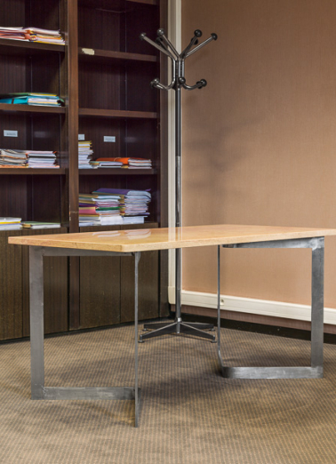 Table d'un bureau du premier étage. © Région Bourgogne-Franche-Comté, Inventaire du patrimoine Table d'un bureau du premier étage. © Région Bourgogne-Franche-Comté, Inventaire du patrimoine