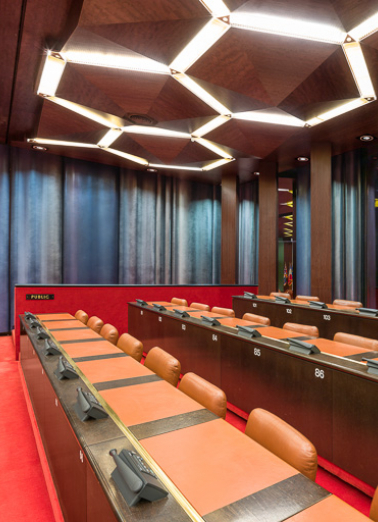 Salle des Assemblées : vue en direction des panneaux de Pierre Sabatier. © Région Bourgogne-Franche-Comté, Inventaire du patrimoine Salle des Assemblées : vue en direction des panneaux de Pierre Sabatier. © Région Bourgogne-Franche-Comté, Inventaire du patrimoine
