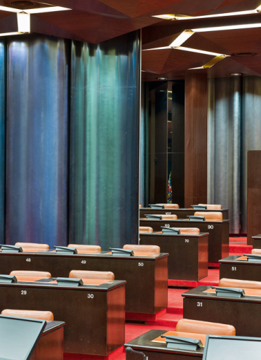 Salle des Assemblées : cloison coulissante de séparation, avec des panneaux de Pierre Sabatier. © Région Bourgogne-Franche-Comté, Inventaire du patrimoine Salle des Assemblées : cloison coulissante de séparation, avec des panneaux de Pierre Sabatier. © Région Bourgogne-Franche-Comté, Inventaire du patrimoine