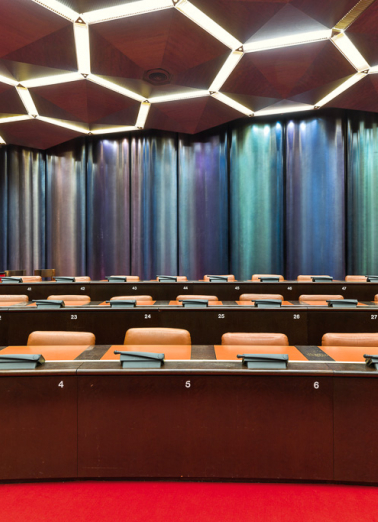 Salle des Assemblées : cloison coulissante de séparation, avec des panneaux de Pierre Sabatier, vue depuis la tribune présidentielle. © Région Bourgogne-Franche-Comté, Inventaire du patrimoine